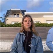 Passionnée d’anglais, je souhaite transmettre cette volonté d’apprendre une nouvelle langue à des jeunes, car ils en sont capables